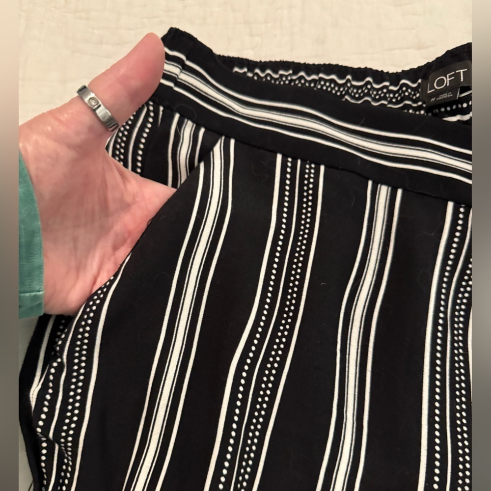 LOFT Petite Striped and Dotted Pull-On Wide Leg Cropped Pants Black & White - Picture 5 of 11